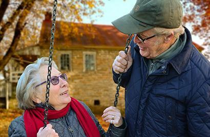 Para w parku Szczęśliwa para na spacerze (w parku)